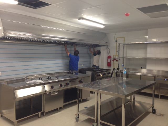 Instalación de cocina industrial con campana de extracción