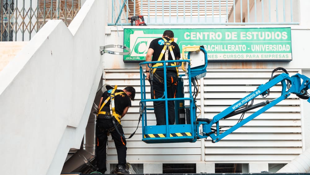 Montaje del conducto de extracción en la fachada del local
