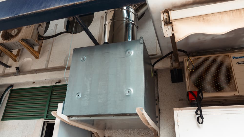 Caja del motor de extracción instalada junto a las unidades exteriores